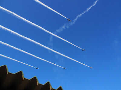飛行機雲を描きながら飛ぶブルーインパルス