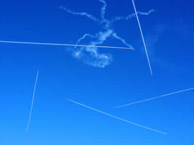 飛行機雲で星を描きながら飛ぶブルーインパルス